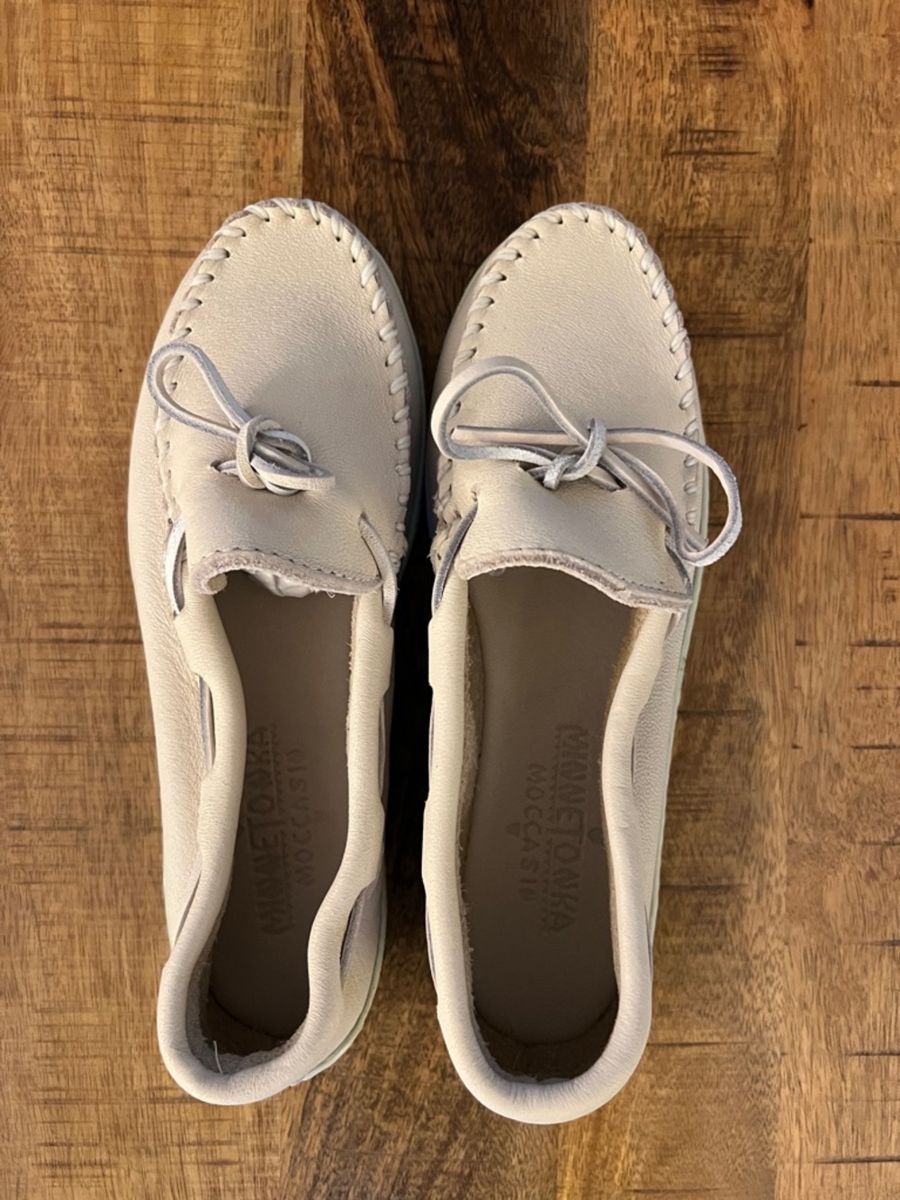 Minnetonka Bone Moose Leather Moccasin with Bow